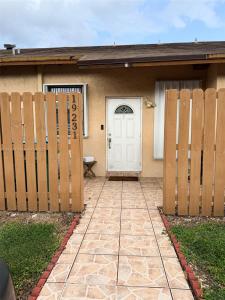 19231 NW 67th Pl, Hialeah, Florida 33015, USA