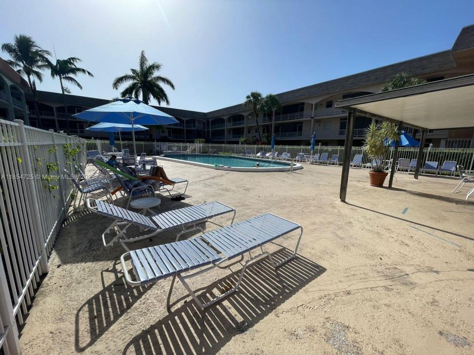 541 Blue Heron Dr 112, Hallandale Beach, Florida 33009