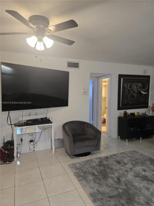 541 Blue Heron Dr 112, Hallandale Beach, Florida 33009