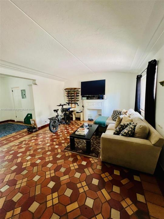 2830 Pine Tree Dr 2, Miami Beach, פלורידה 33139, ארצות הברית של אמריקה 