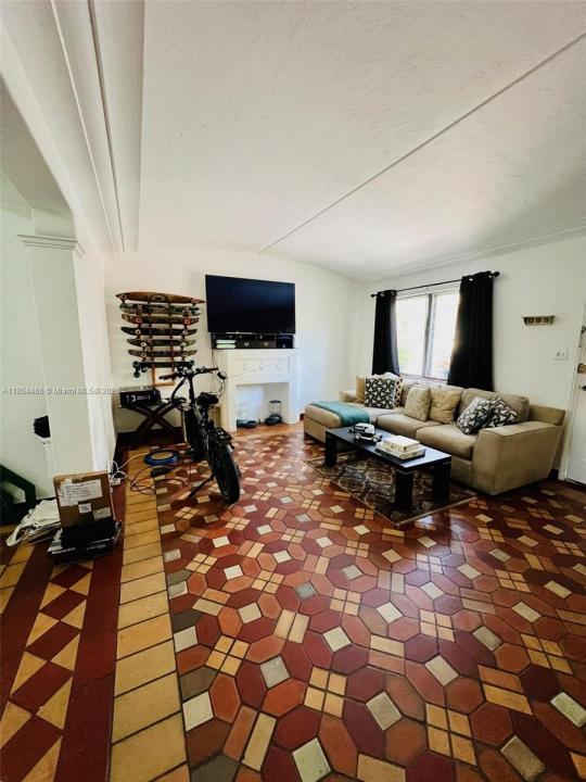 2830 Pine Tree Dr 2, Miami Beach, פלורידה 33139, ארצות הברית של אמריקה 
