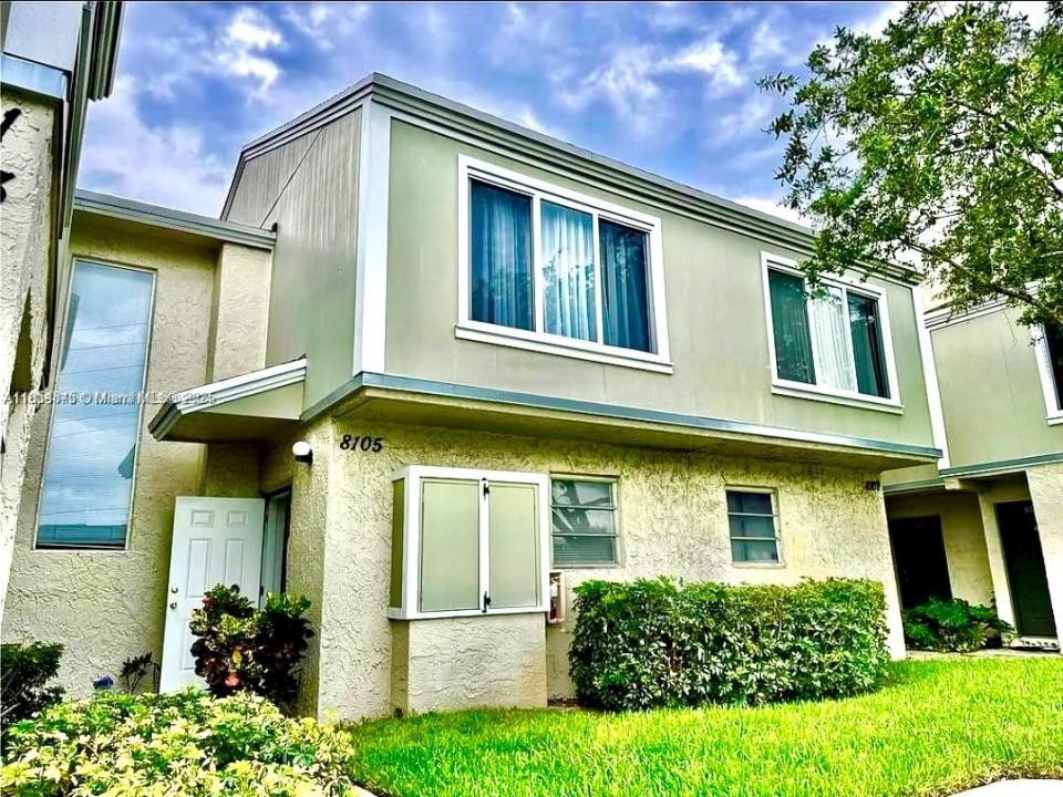 8105 Lagos De Campo Blvd J-2, Tamarac, Florida 33321, Amerika Birleşik Devletleri