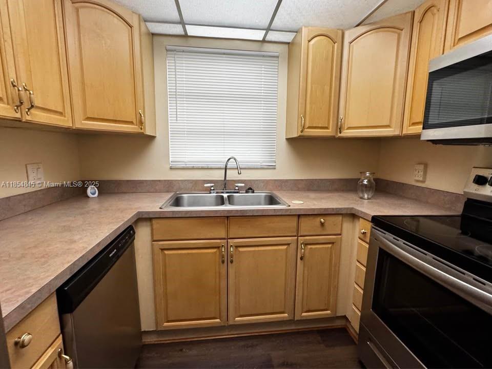 8105 Lagos De Campo Blvd J-2, Tamarac, Florida 33321, Amerika Birleşik Devletleri