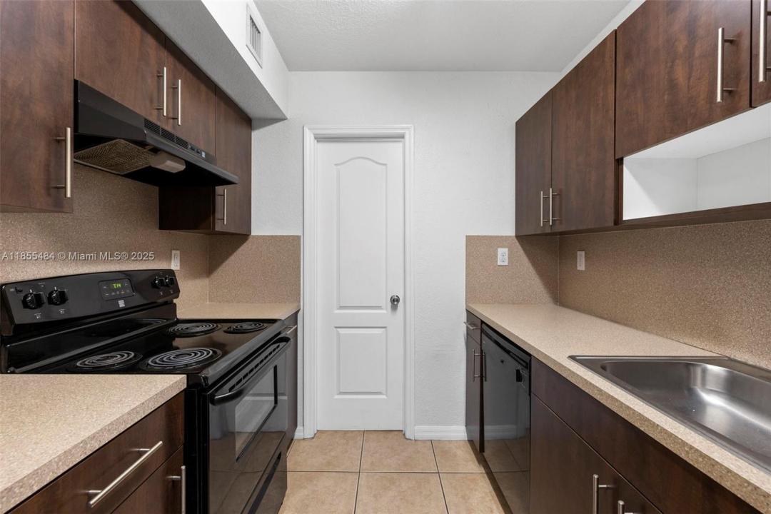 13 S Royal Poinciana Blvd 4, Miami Springs, Florida 33166, Stati Uniti