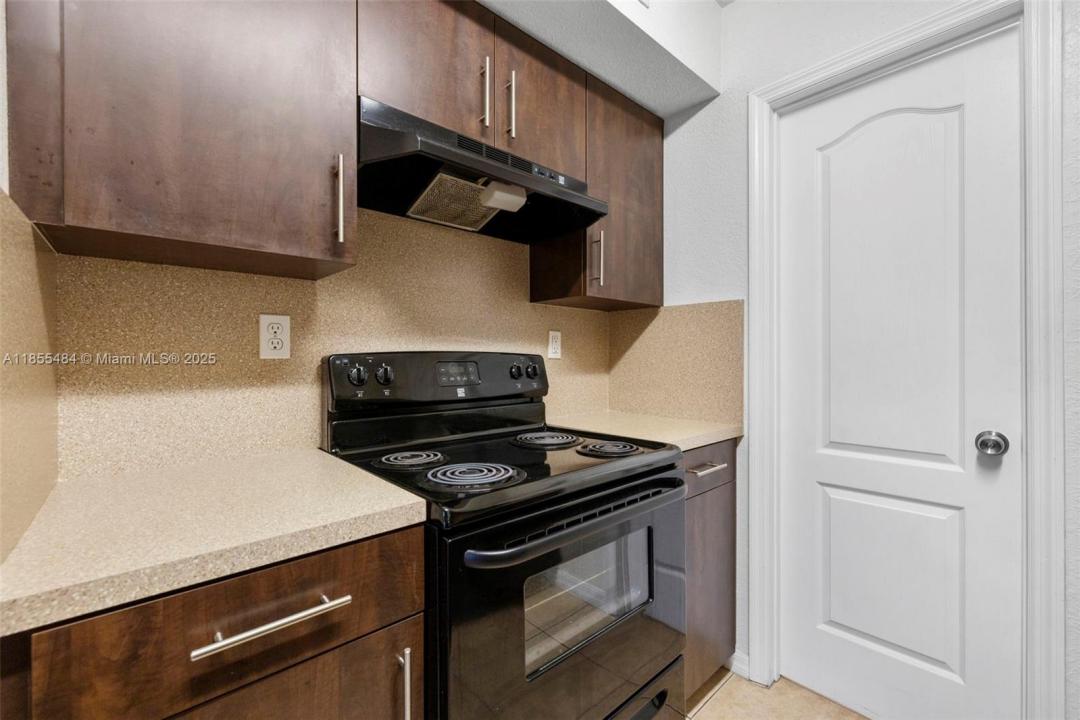 13 S Royal Poinciana Blvd 4, Miami Springs, Florida 33166, Stati Uniti