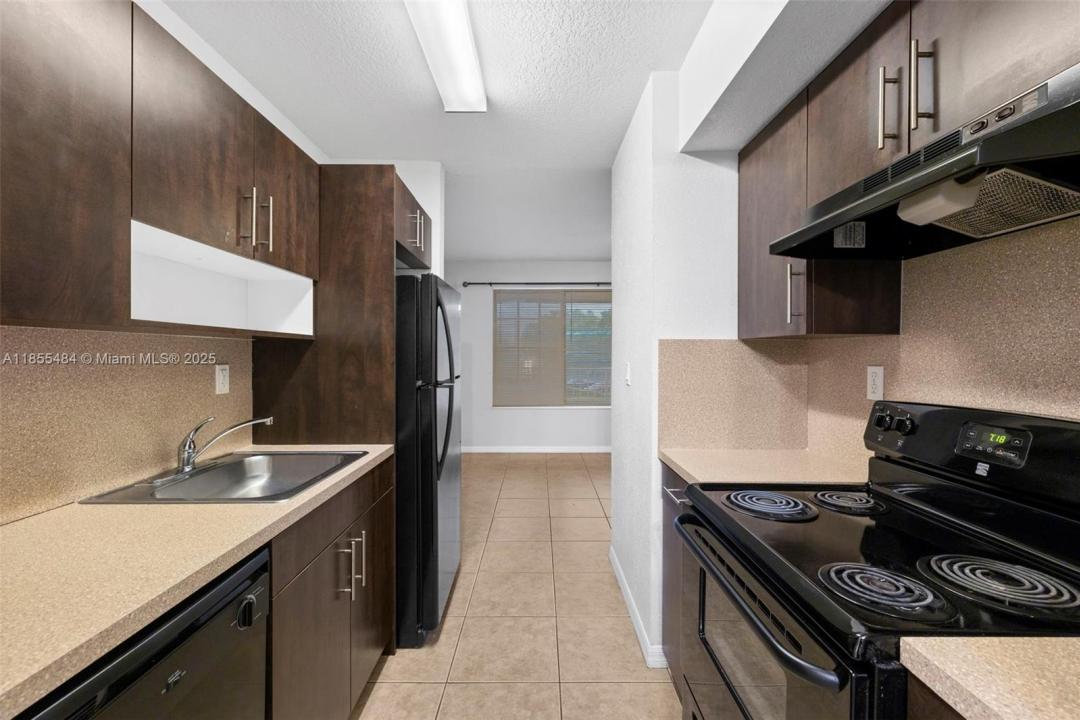 13 S Royal Poinciana Blvd 4, Miami Springs, Florida 33166, Stati Uniti