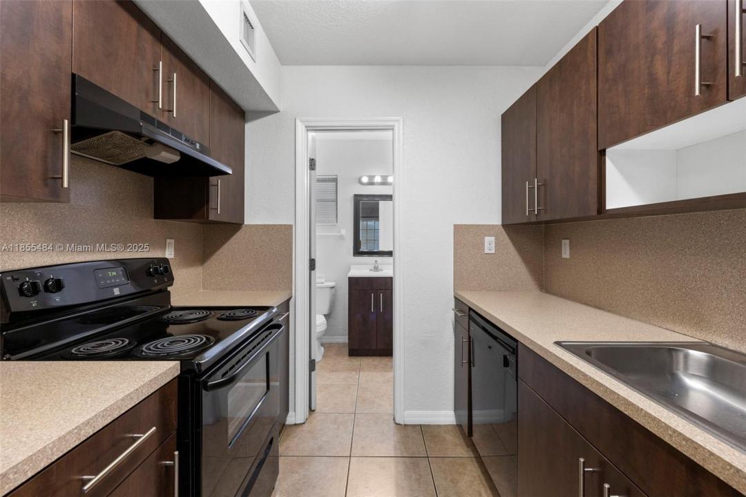 13 S Royal Poinciana Blvd 4, Miami Springs, Florida 33166, Stati Uniti