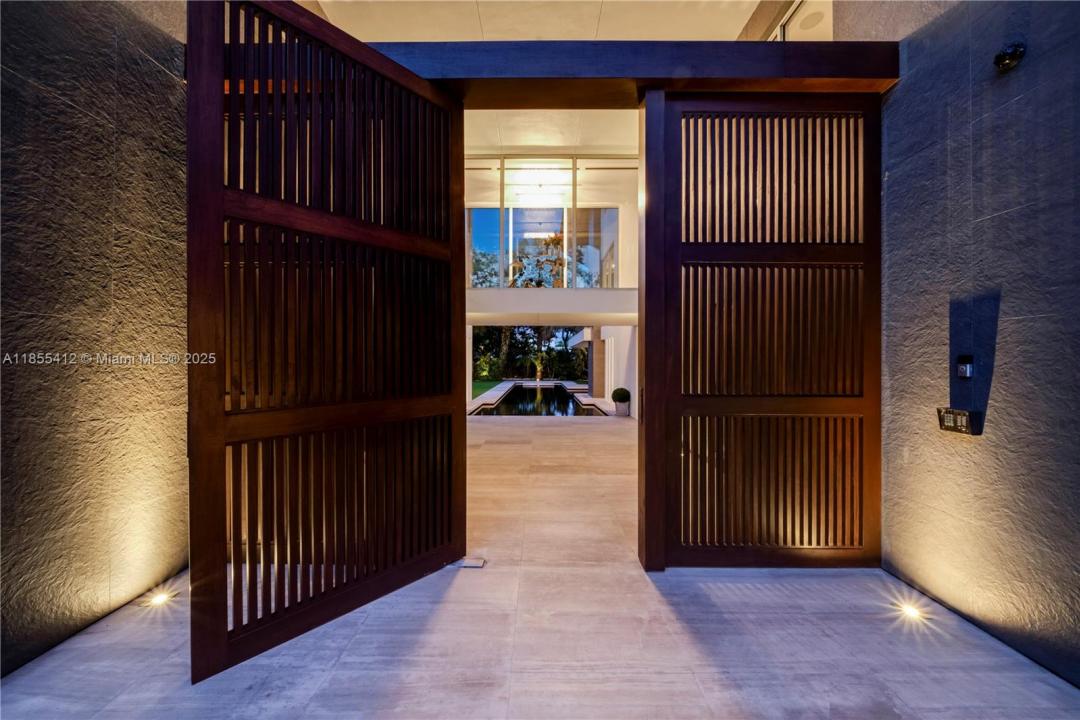 545 SABAL PALM, Key Biscayne, Florida 33149