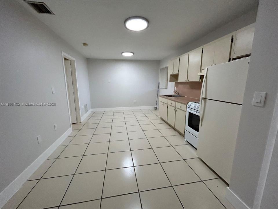 25 W 4th St 103, Hialeah, Florida 33010, HOA KỲ