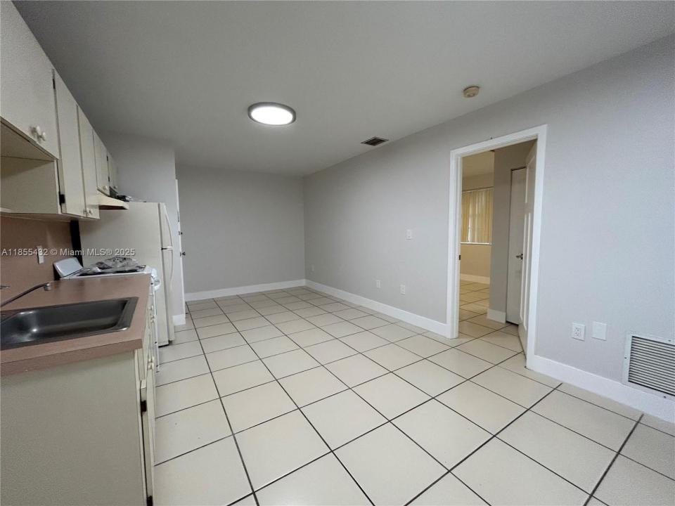25 W 4th St 103, Hialeah, Florida 33010, HOA KỲ