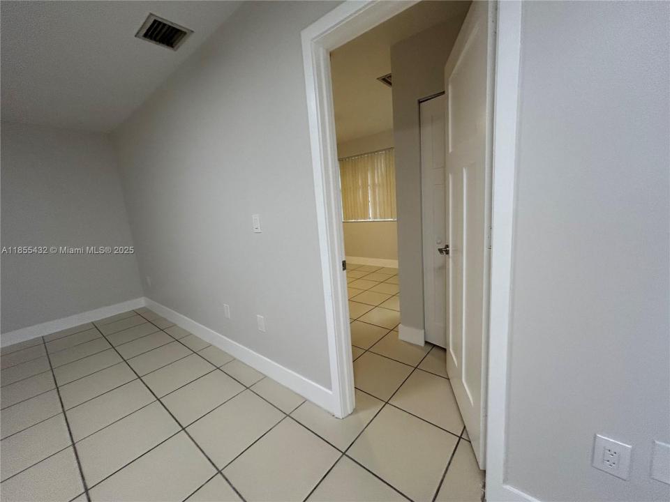 25 W 4th St 103, Hialeah, Florida 33010, HOA KỲ