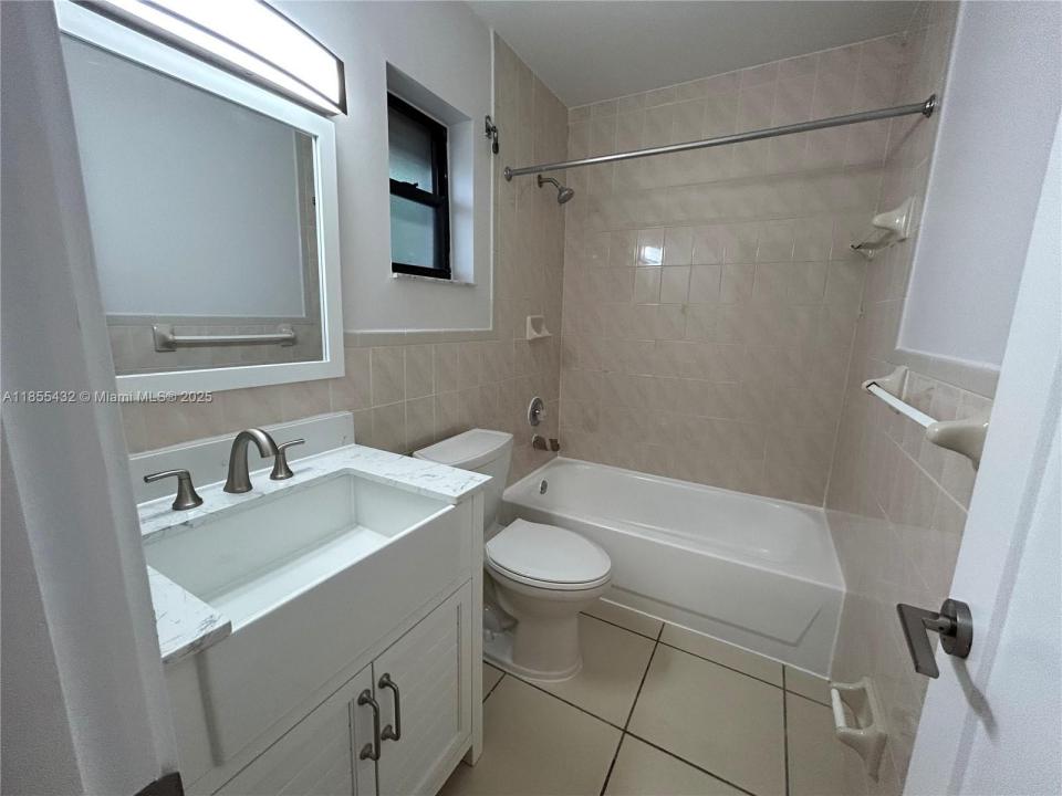 25 W 4th St 103, Hialeah, Florida 33010, HOA KỲ