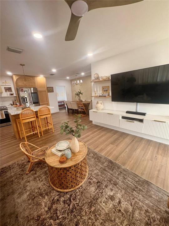 8221 NW South River Dr, Medley, Florida 33166, Estados Unidos