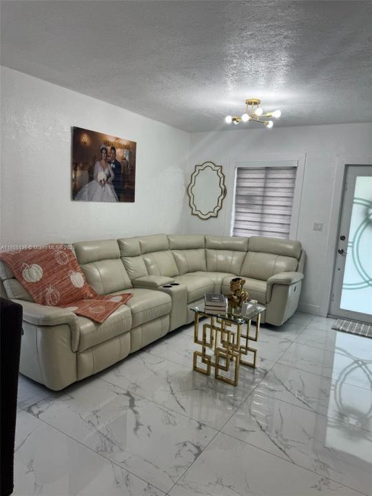 3480 E 9th Ct 3480, Hialeah, フロリダ 33013, アメリカ合衆国