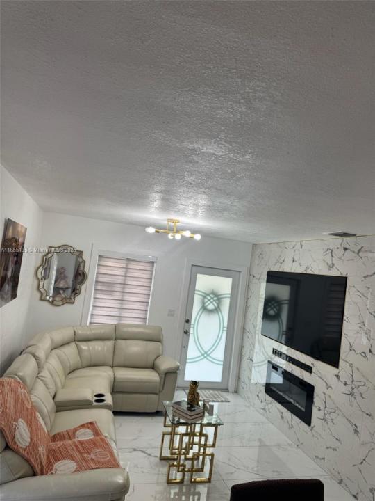 3480 E 9th Ct 3480, Hialeah, フロリダ 33013, アメリカ合衆国