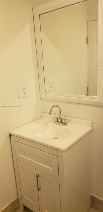 2431 Welch, Fort Myers, Florida 33901, USA