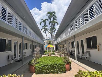 7430 Byron Ave 2A, Miami Beach, Florida 33141, USA