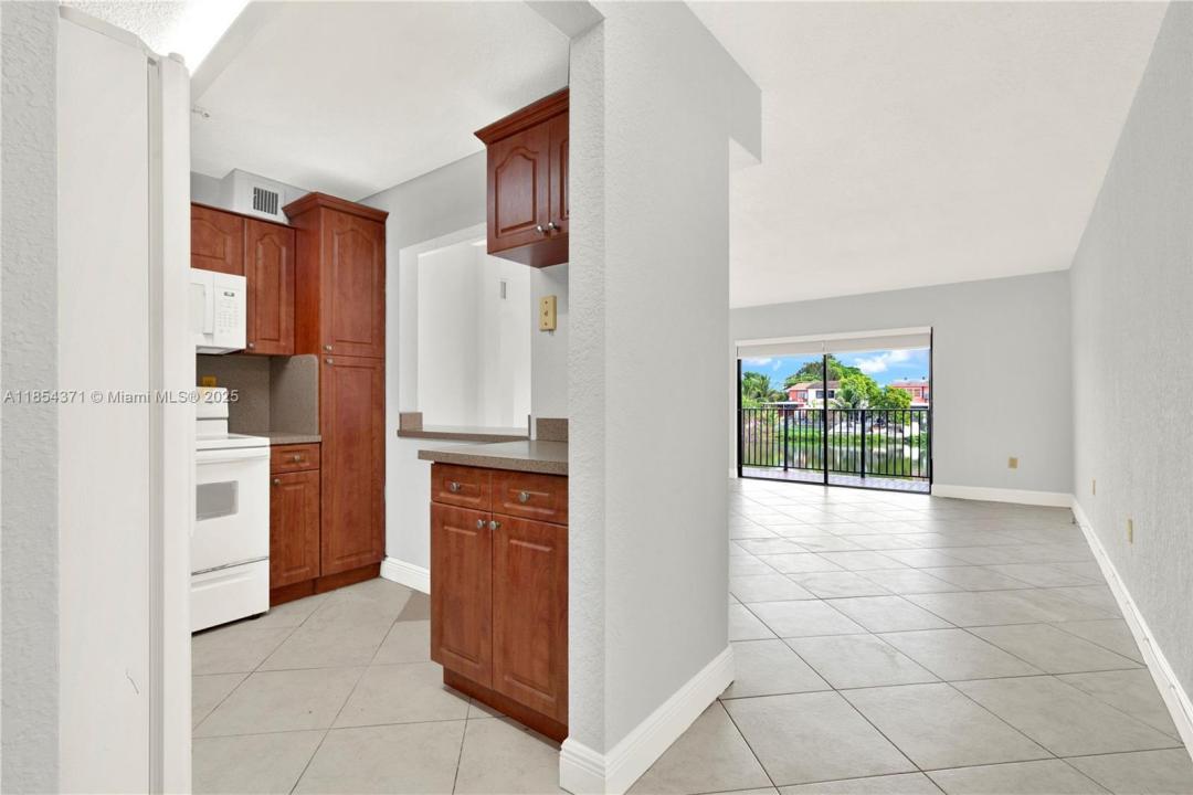 1335 W 68th St 207, Hialeah, Florida 33014