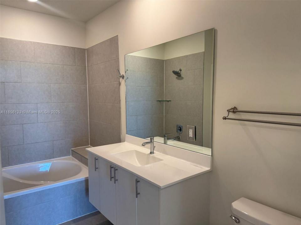 8001 NW 41st St F-310, Doral, 佛羅里達州 33166, 美國