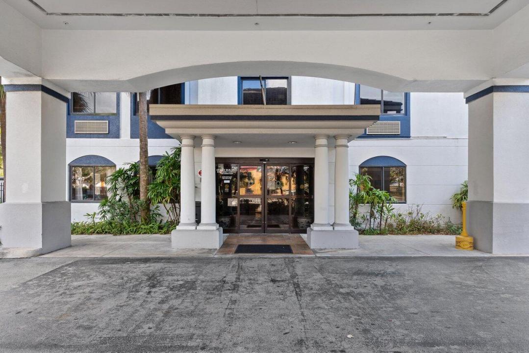 7051 N Seacrest Boulevard, Lantana, Florida 33462