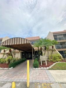 240 Lakeview Dr 212, Weston, Florida 33326, USA