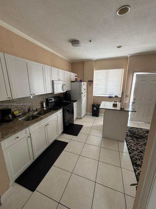 561 SW 2nd St 204, Miami, Флорида 33130, Соединенные Штаты