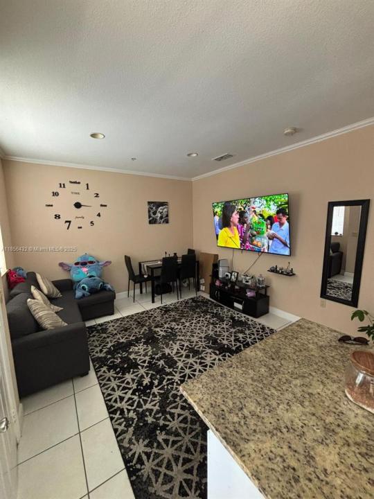 561 SW 2nd St 204, Miami, Флорида 33130, Соединенные Штаты