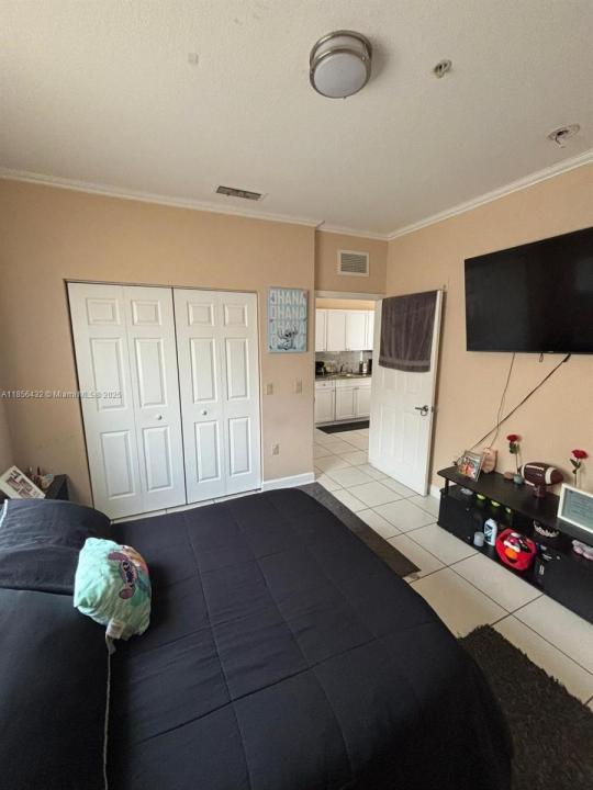 561 SW 2nd St 204, Miami, Флорида 33130, Соединенные Штаты