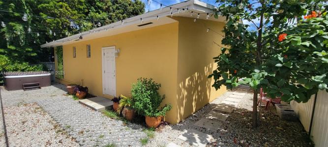 985 SW 10th St 4, Miami, Florida 33130, USA