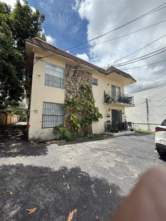1520 SW 1st St, Miami, Florida 33135