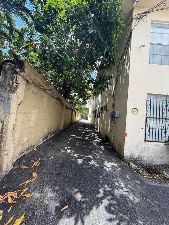 1520 SW 1st St, Miami, Florida 33135