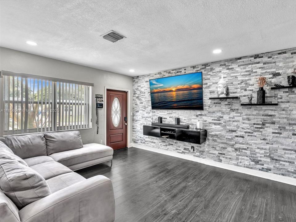 7011 Scott St, Hollywood, Florida 33024