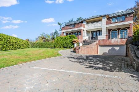 25 Edgewater Lane, North Hempstead, New York 11023, USA