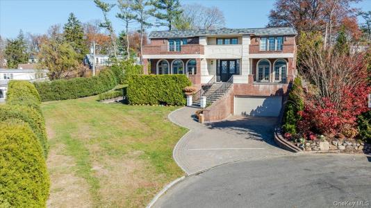 25 Edgewater Lane, North Hempstead, New York 11023, USA