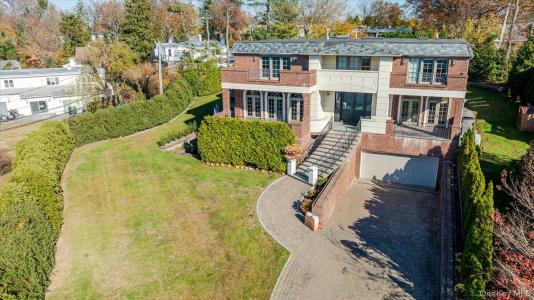 25 Edgewater Lane, North Hempstead, New York 11023, USA