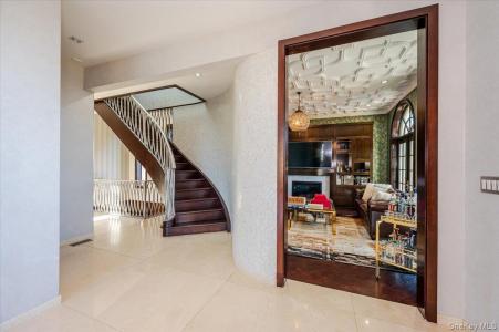 25 Edgewater Lane, North Hempstead, New York 11023, USA