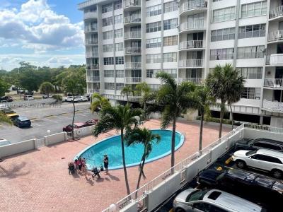 16710 NE 9th Ave 303, North Miami Beach, Florida 33162, USA
