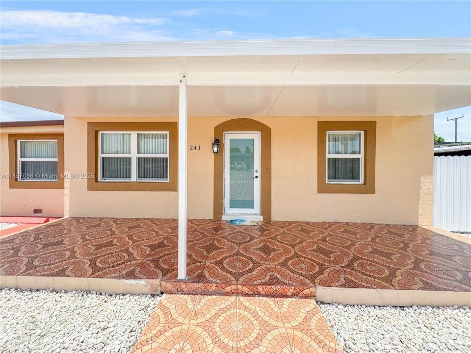 241 E 16th St 241, Hialeah, Florida 33010, Amerika Birleşik Devletleri