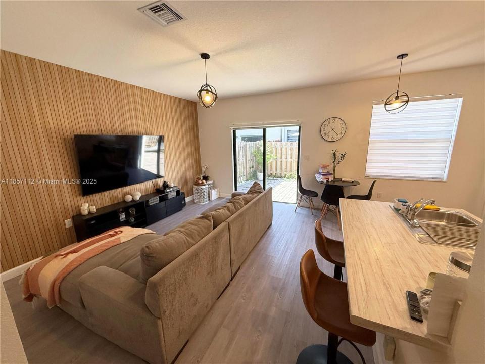 395 NE 211th Ter, Miami, פלורידה 33179, ארצות הברית של אמריקה 