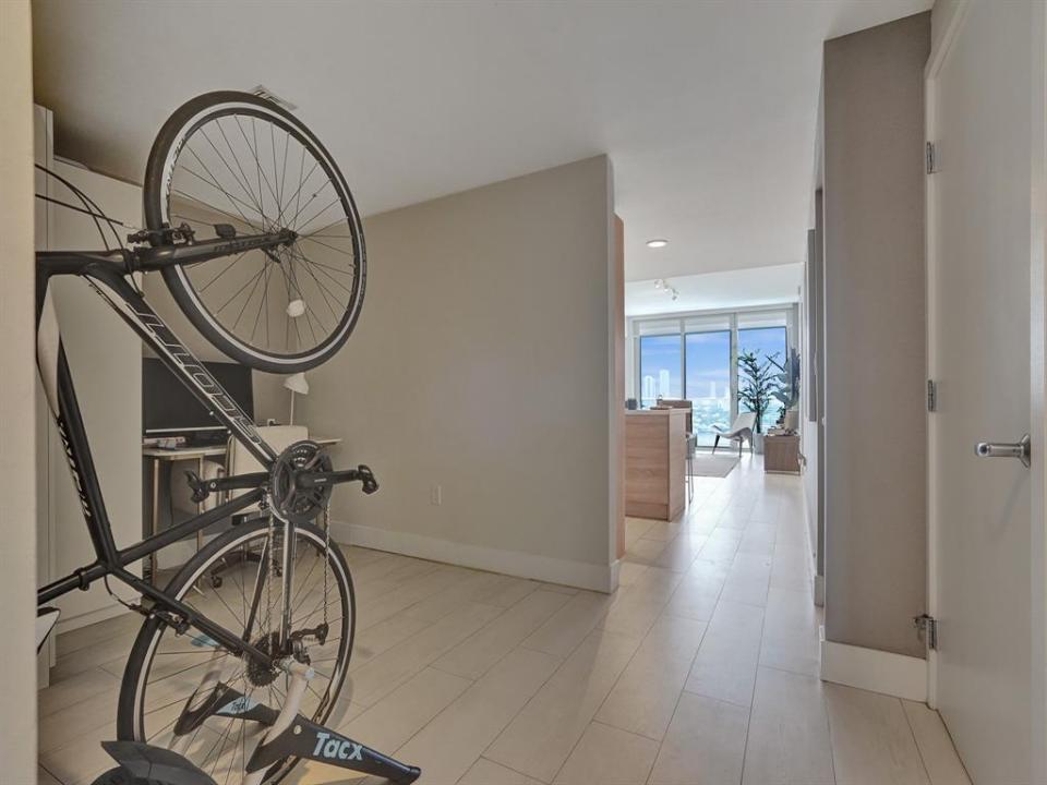 16385 Biscayne Blvd 1518, North Miami Beach, فلوريدا 33160, الولايات المتحدة