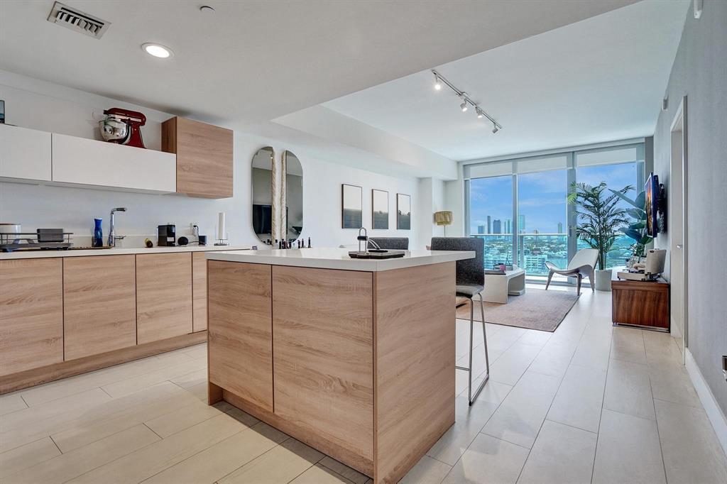 16385 Biscayne Blvd 1518, North Miami Beach, فلوريدا 33160, الولايات المتحدة