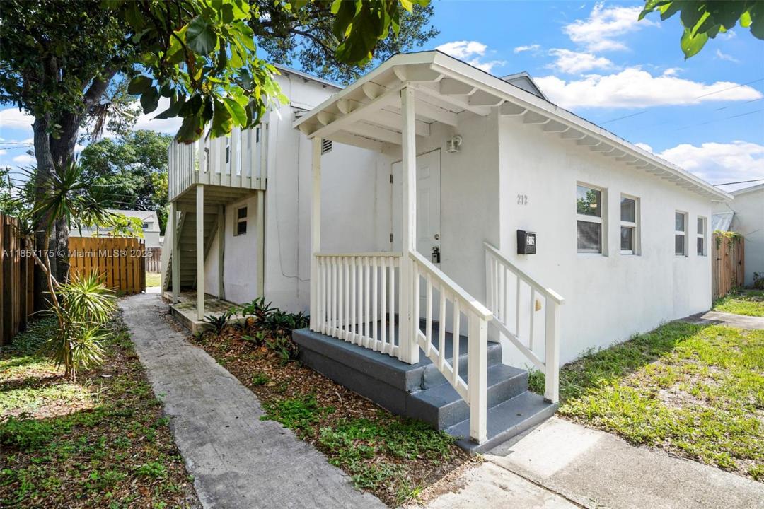 212 SW 11th St A, Dania Beach, 佛罗里达州 33004, 美国
