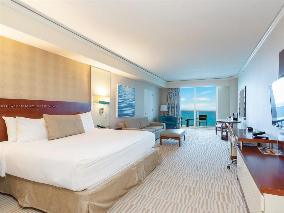 18001 Collins Ave 811, Sunny Isles Beach, Floryda 33160, USA