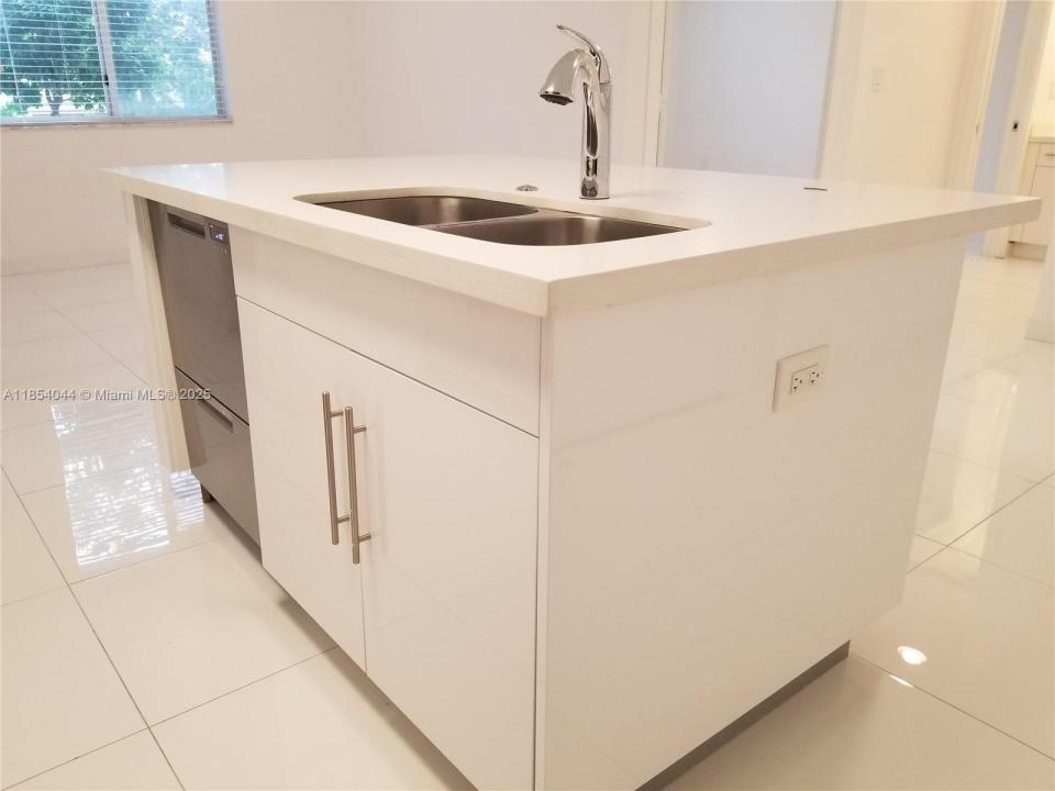 2651 NE 212th Ter 103, Miami, フロリダ 33180, アメリカ合衆国