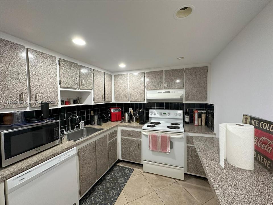 1300 NE Miami Gardens Dr 303E, Miami, Флорида 33179, Соединенные Штаты