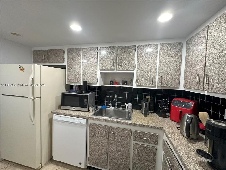 1300 NE Miami Gardens Dr 303E, Miami, Флорида 33179, Соединенные Штаты