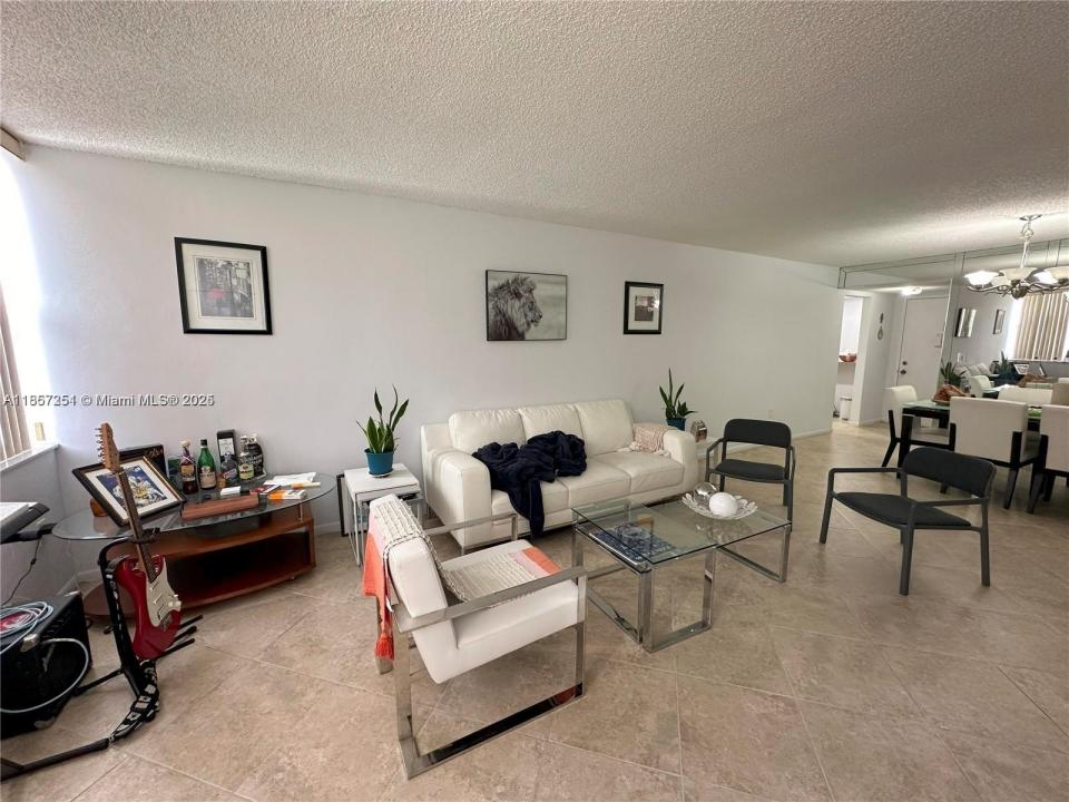 1300 NE Miami Gardens Dr 303E, Miami, Флорида 33179, Соединенные Штаты