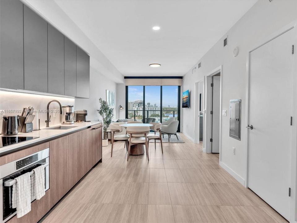 580 72nd St 806, Miami Beach, フロリダ 33141, アメリカ合衆国