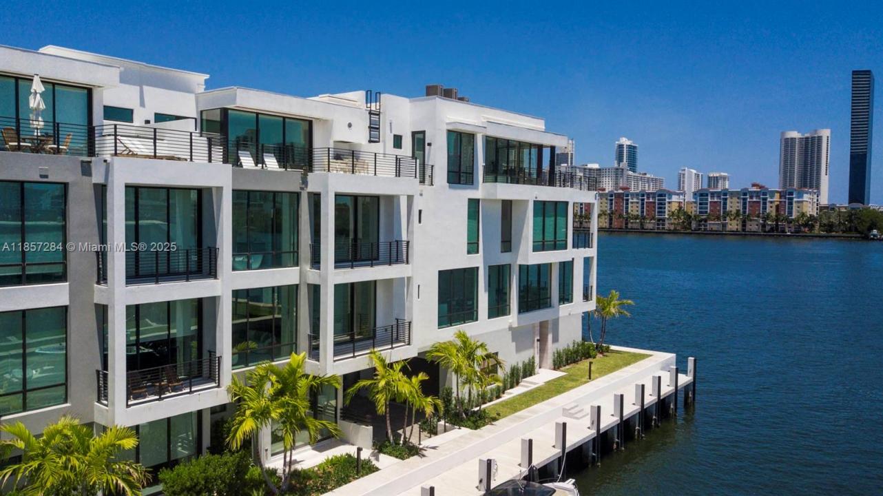 4008 NE 167th St 6, North Miami Beach, Floryda 33160, USA