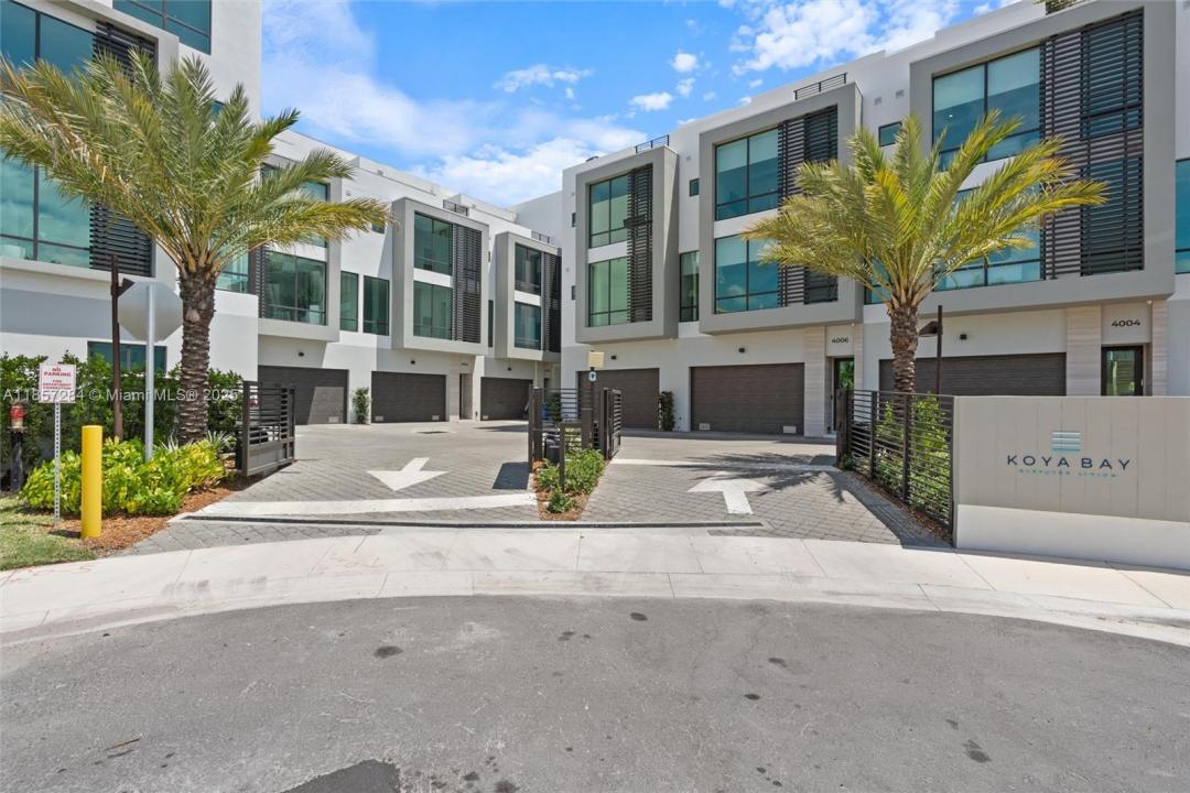 4008 NE 167th St 6, North Miami Beach, Floryda 33160, USA
